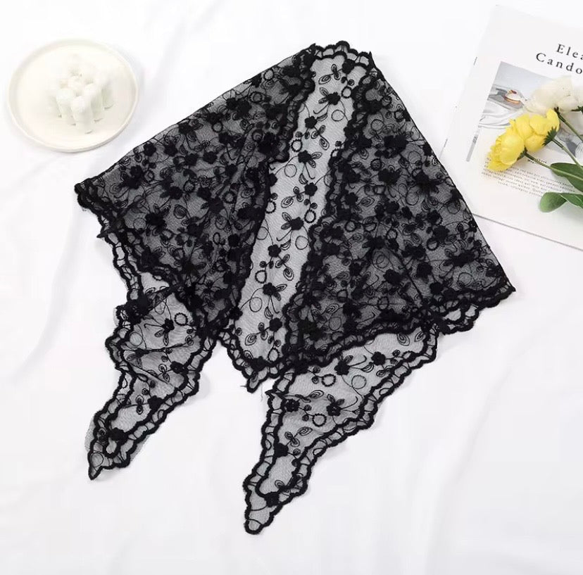 Foulard en Dentelle Florale Évanescente