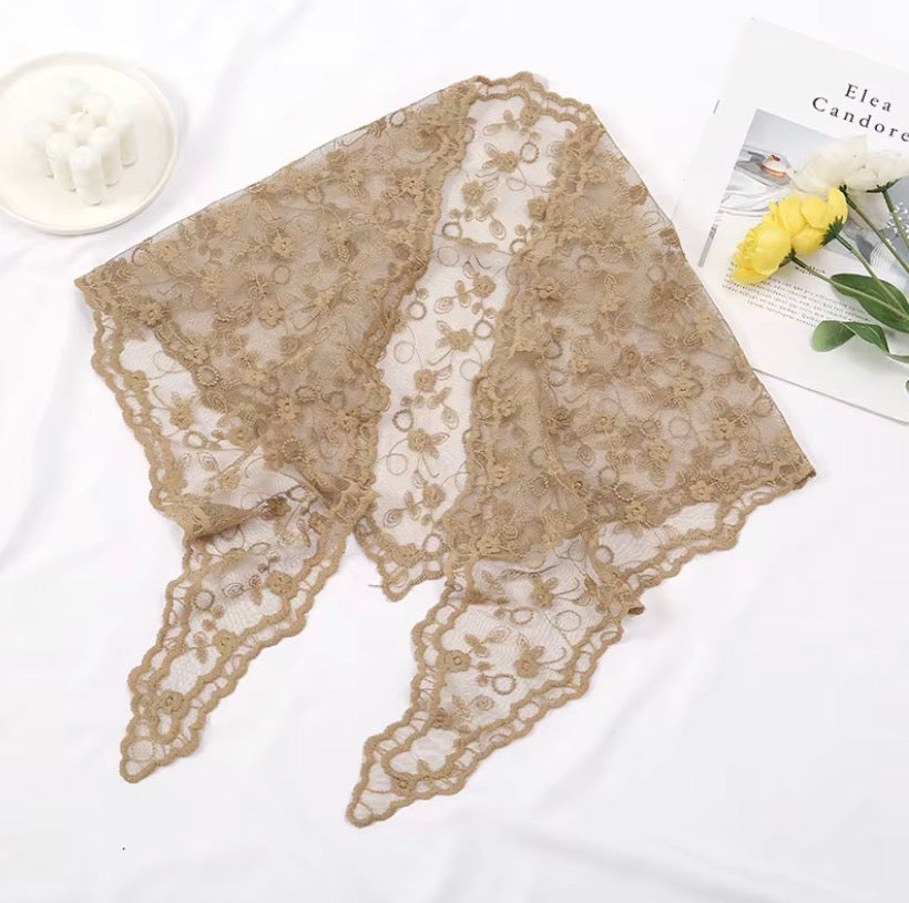 Foulard en Dentelle Florale Évanescente